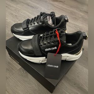 Roberto Cavalli SPORT size 9 black & white with a bit of gold in it